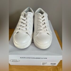 Women’s shoes
Steve Madden Leather size 7.5